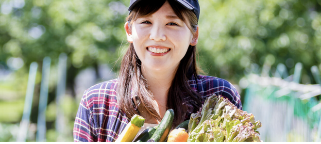 野菜を収穫して抱える様子